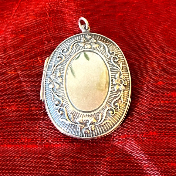 Vintage Sterling Silver Embossed Locket 925 - Picture 1 of 7
